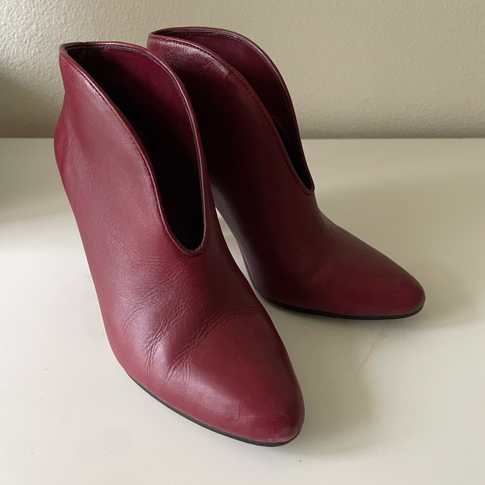 VINCE CAMUTO | Burgundy Leather Ankle Boots